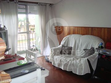 BURZACO DEPTO DE 3 AMB EN 1ER PISO. EXCELENTE UBICACION S/AV.HIPOLITO IRIGOYEN. A POCAS CDRAS ESTAC.BURZACO.LINEAS COLECTIVO X ESQUINA: CAÑUELAS, 501,