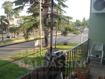 BURZACO DEPTO DE 3 AMB EN 1ER PISO. EXCELENTE UBICACION S/AV.HIPOLITO IRIGOYEN. A POCAS CDRAS ESTAC.BURZACO.LINEAS COLECTIVO X ESQUINA: CAÑUELAS, 501,
