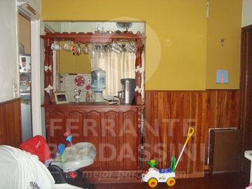 BURZACO DEPTO DE 3 AMB EN 1ER PISO. EXCELENTE UBICACION S/AV.HIPOLITO IRIGOYEN. A POCAS CDRAS ESTAC.BURZACO.LINEAS COLECTIVO X ESQUINA: CAÑUELAS, 501,