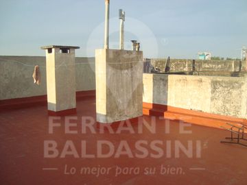 BURZACO DEPTO DE 3 AMB EN 1ER PISO. EXCELENTE UBICACION S/AV.HIPOLITO IRIGOYEN. A POCAS CDRAS ESTAC.BURZACO.LINEAS COLECTIVO X ESQUINA: CAÑUELAS, 501,