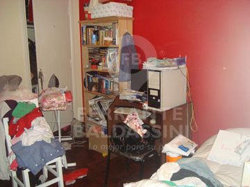BURZACO DEPTO DE 3 AMB EN 1ER PISO. EXCELENTE UBICACION S/AV.HIPOLITO IRIGOYEN. A POCAS CDRAS ESTAC.BURZACO.LINEAS COLECTIVO X ESQUINA: CAÑUELAS, 501,