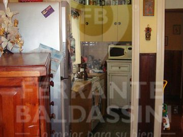 BURZACO DEPTO DE 3 AMB EN 1ER PISO. EXCELENTE UBICACION S/AV.HIPOLITO IRIGOYEN. A POCAS CDRAS ESTAC.BURZACO.LINEAS COLECTIVO X ESQUINA: CAÑUELAS, 501,