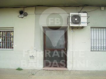 BURZACO DEPTO DE 3 AMB EN 1ER PISO. EXCELENTE UBICACION S/AV.HIPOLITO IRIGOYEN. A POCAS CDRAS ESTAC.BURZACO.LINEAS COLECTIVO X ESQUINA: CAÑUELAS, 501,