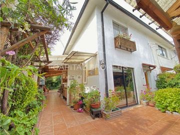 Acogedora Casa de 2 Pisos en Pasaje Privado (PT)