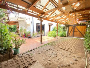 Acogedora Casa de 2 Pisos en Pasaje Privado (PT)
