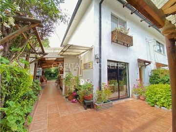 Acogedora Casa de 2 Pisos en Pasaje Privado (PT)
