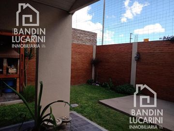 Casa en Venta de 3 ambientes Impecable en Berazategui