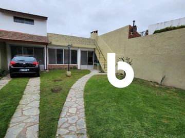 CHALET CENTRICO EN CARLOS PELLEGRINI  GRAL RODRIGUEZ