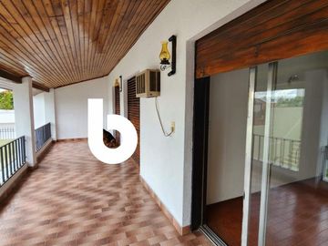 CHALET CENTRICO EN CARLOS PELLEGRINI  GRAL RODRIGUEZ