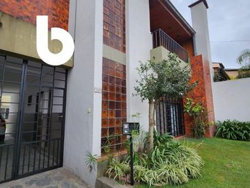 CHALET CENTRICO EN CARLOS PELLEGRINI  GRAL RODRIGUEZ
