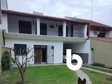 CHALET CENTRICO EN CARLOS PELLEGRINI  GRAL RODRIGUEZ