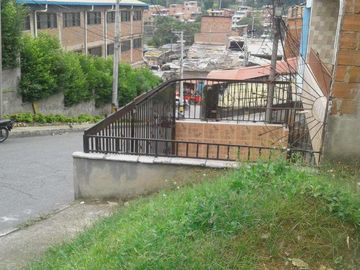 VENDO TERRENO CERCA DEL METRO DE ACEVEDO EN MEDELLÍN ANTIOQUIA.
