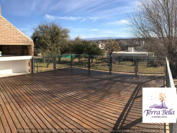 CHALET DE CATEGORIA EN BARRIO CERRADO FRENTE AL RÍO SAN ANTONIO. A 15 MINUTOS DEL CENTRO DE VILLA CARLOS PAZ