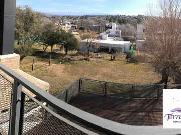 CHALET DE CATEGORIA EN BARRIO CERRADO FRENTE AL RÍO SAN ANTONIO. A 15 MINUTOS DEL CENTRO DE VILLA CARLOS PAZ