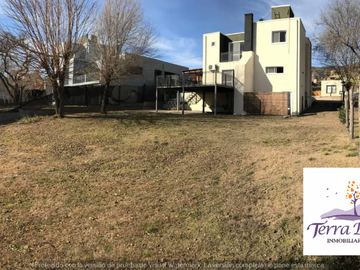 CHALET DE CATEGORIA EN BARRIO CERRADO FRENTE AL RÍO SAN ANTONIO. A 15 MINUTOS DEL CENTRO DE VILLA CARLOS PAZ