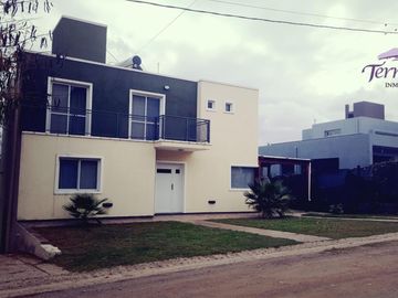 CHALET DE CATEGORIA EN BARRIO CERRADO FRENTE AL RÍO SAN ANTONIO. A 15 MINUTOS DEL CENTRO DE VILLA CARLOS PAZ