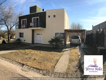 CHALET DE CATEGORIA EN BARRIO CERRADO FRENTE AL RÍO SAN ANTONIO. A 15 MINUTOS DEL CENTRO DE VILLA CARLOS PAZ