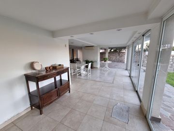 BELLA CASA EN VENTA CON FONDO AL LAGO EN CARLOS PAZ, BARRIO ALTAMENTE RESIDENCIAL - Villa Suiza.