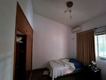 BELLA CASA EN VENTA CON FONDO AL LAGO EN CARLOS PAZ, BARRIO ALTAMENTE RESIDENCIAL - Villa Suiza.