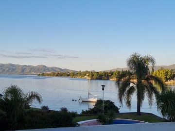 BELLA CASA EN VENTA CON FONDO AL LAGO EN CARLOS PAZ, BARRIO ALTAMENTE RESIDENCIAL - Villa Suiza.