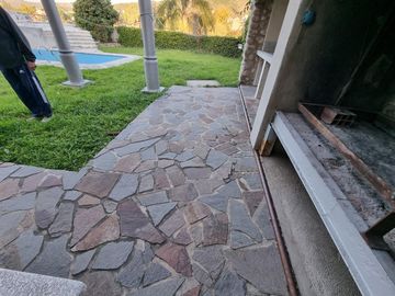 BELLA CASA EN VENTA CON FONDO AL LAGO EN CARLOS PAZ, BARRIO ALTAMENTE RESIDENCIAL - Villa Suiza.