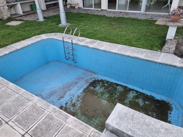BELLA CASA EN VENTA CON FONDO AL LAGO EN CARLOS PAZ, BARRIO ALTAMENTE RESIDENCIAL - Villa Suiza.
