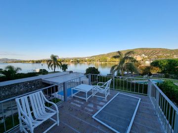 BELLA CASA EN VENTA CON FONDO AL LAGO EN CARLOS PAZ, BARRIO ALTAMENTE RESIDENCIAL - Villa Suiza.