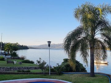 BELLA CASA EN VENTA CON FONDO AL LAGO EN CARLOS PAZ, BARRIO ALTAMENTE RESIDENCIAL - Villa Suiza.