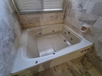 BELLA CASA EN VENTA CON FONDO AL LAGO EN CARLOS PAZ, BARRIO ALTAMENTE RESIDENCIAL - Villa Suiza.
