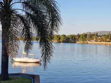 BELLA CASA EN VENTA CON FONDO AL LAGO EN CARLOS PAZ, BARRIO ALTAMENTE RESIDENCIAL - Villa Suiza.