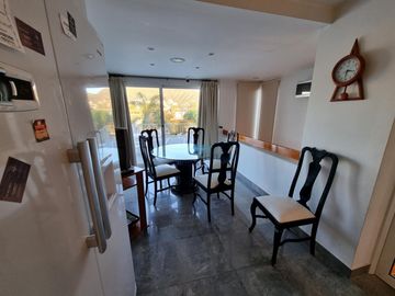 BELLA CASA EN VENTA CON FONDO AL LAGO EN CARLOS PAZ, BARRIO ALTAMENTE RESIDENCIAL - Villa Suiza.