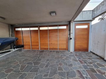 BELLA CASA EN VENTA CON FONDO AL LAGO EN CARLOS PAZ, BARRIO ALTAMENTE RESIDENCIAL - Villa Suiza.