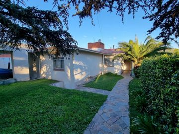 BELLA CASA EN VENTA CON FONDO AL LAGO EN CARLOS PAZ, BARRIO ALTAMENTE RESIDENCIAL - Villa Suiza.