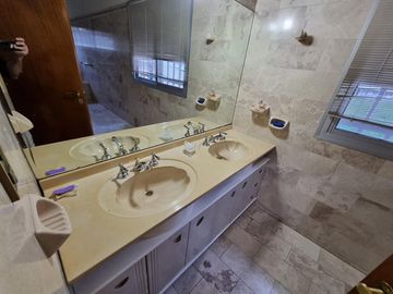 BELLA CASA EN VENTA CON FONDO AL LAGO EN CARLOS PAZ, BARRIO ALTAMENTE RESIDENCIAL - Villa Suiza.