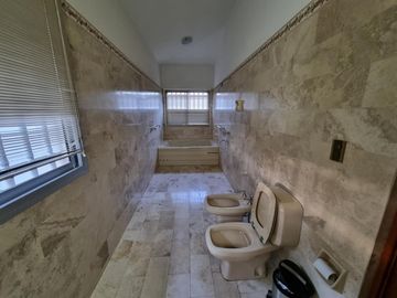 BELLA CASA EN VENTA CON FONDO AL LAGO EN CARLOS PAZ, BARRIO ALTAMENTE RESIDENCIAL - Villa Suiza.