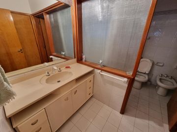BELLA CASA EN VENTA CON FONDO AL LAGO EN CARLOS PAZ, BARRIO ALTAMENTE RESIDENCIAL - Villa Suiza.