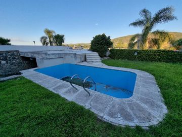 BELLA CASA EN VENTA CON FONDO AL LAGO EN CARLOS PAZ, BARRIO ALTAMENTE RESIDENCIAL - Villa Suiza.