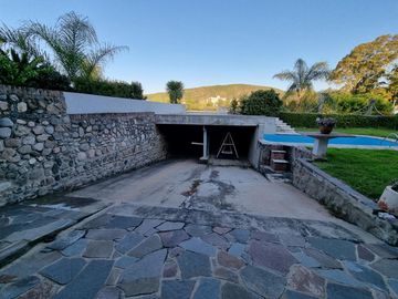 BELLA CASA EN VENTA CON FONDO AL LAGO EN CARLOS PAZ, BARRIO ALTAMENTE RESIDENCIAL - Villa Suiza.