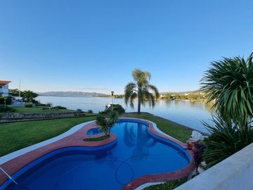 BELLA CASA EN VENTA CON FONDO AL LAGO EN CARLOS PAZ, BARRIO ALTAMENTE RESIDENCIAL - Villa Suiza.