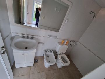 BELLA CASA EN VENTA CON FONDO AL LAGO EN CARLOS PAZ, BARRIO ALTAMENTE RESIDENCIAL - Villa Suiza.