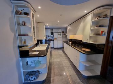 BELLA CASA EN VENTA CON FONDO AL LAGO EN CARLOS PAZ, BARRIO ALTAMENTE RESIDENCIAL - Villa Suiza.