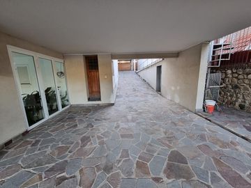 BELLA CASA EN VENTA CON FONDO AL LAGO EN CARLOS PAZ, BARRIO ALTAMENTE RESIDENCIAL - Villa Suiza.
