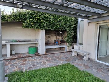 BELLA CASA EN VENTA CON FONDO AL LAGO EN CARLOS PAZ, BARRIO ALTAMENTE RESIDENCIAL - Villa Suiza.