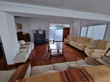BELLA CASA EN VENTA CON FONDO AL LAGO EN CARLOS PAZ, BARRIO ALTAMENTE RESIDENCIAL - Villa Suiza.