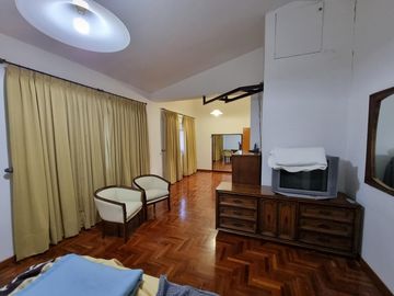 BELLA CASA EN VENTA CON FONDO AL LAGO EN CARLOS PAZ, BARRIO ALTAMENTE RESIDENCIAL - Villa Suiza.