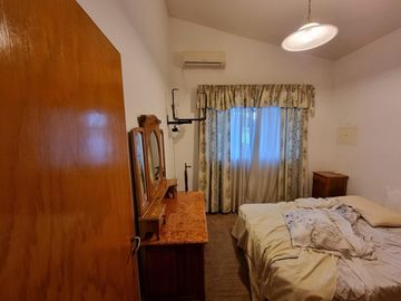 BELLA CASA EN VENTA CON FONDO AL LAGO EN CARLOS PAZ, BARRIO ALTAMENTE RESIDENCIAL - Villa Suiza.