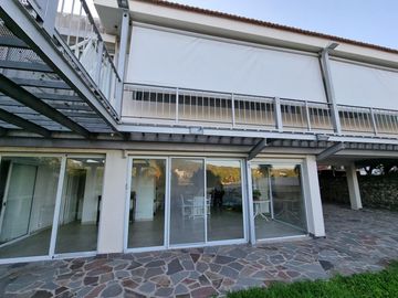 BELLA CASA EN VENTA CON FONDO AL LAGO EN CARLOS PAZ, BARRIO ALTAMENTE RESIDENCIAL - Villa Suiza.