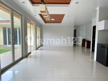 Rumah 2 Lantai dengan Halaman Belakang Luas Dalam Komplek di Cinere