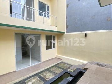 Rumah 2 Lantai dengan Halaman Belakang Luas Dalam Komplek di Cinere