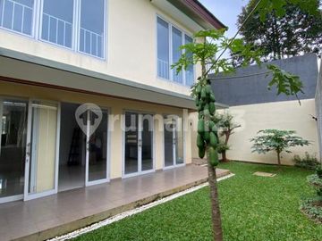 Rumah 2 Lantai dengan Halaman Belakang Luas Dalam Komplek di Cinere